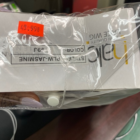 Selling red wig - Picture 3 of 3